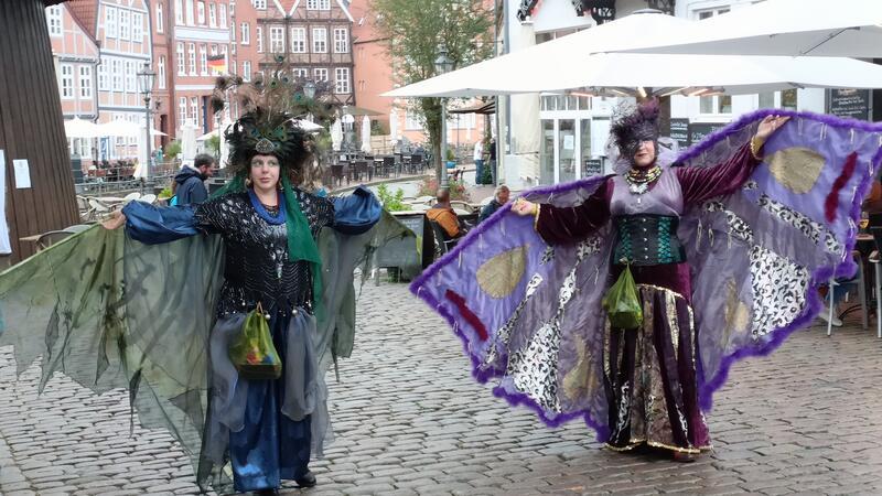 Bunt kostümierte Damen waren in der Altstadt unterwegs und zogen die Blicke auf sich.