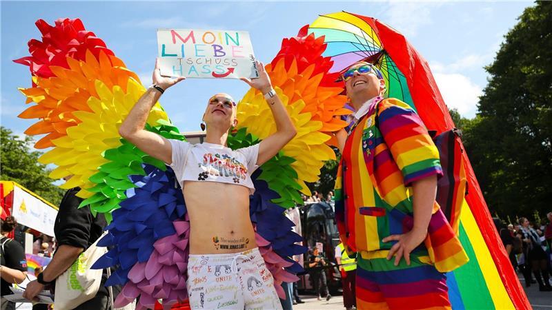 Rekord: 260.000 Menschen feiern bei CSD-Demo in Hamburg Bunt, laut und politisch: Die Pride Parade in Hamburg findet zum 45. Mal statt.
