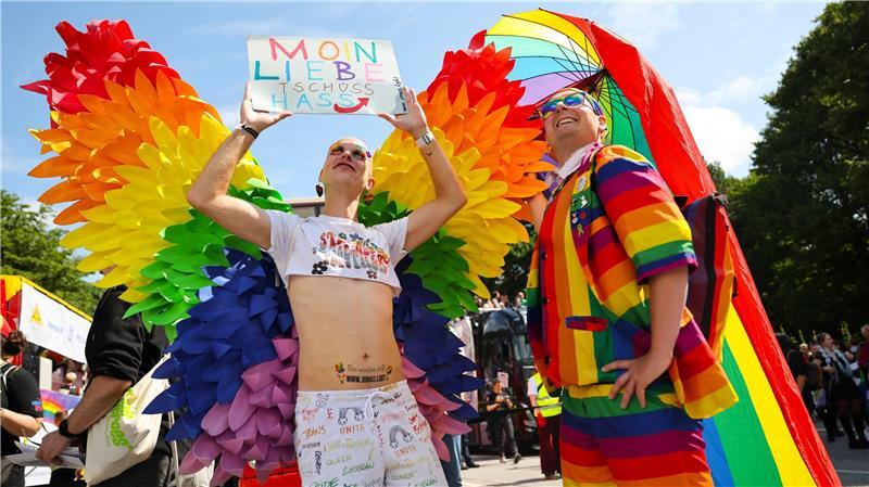 Rekord: 260.000 Menschen feiern bei CSD in Hamburg Bunt, laut und politisch: Die Pride Parade in Hamburg findet zum 45. Mal statt.