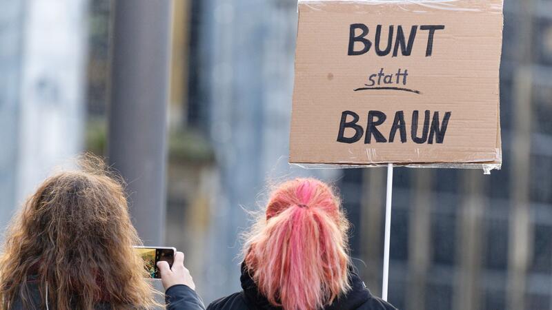 Noch einmal Zehntausende bei Demos gegen rechts - Warnung vor AfD „Bunt statt braun“: Diese beiden Frauen sind in Aachen gegen Rechtsextremismus auf die Straße gegangen.