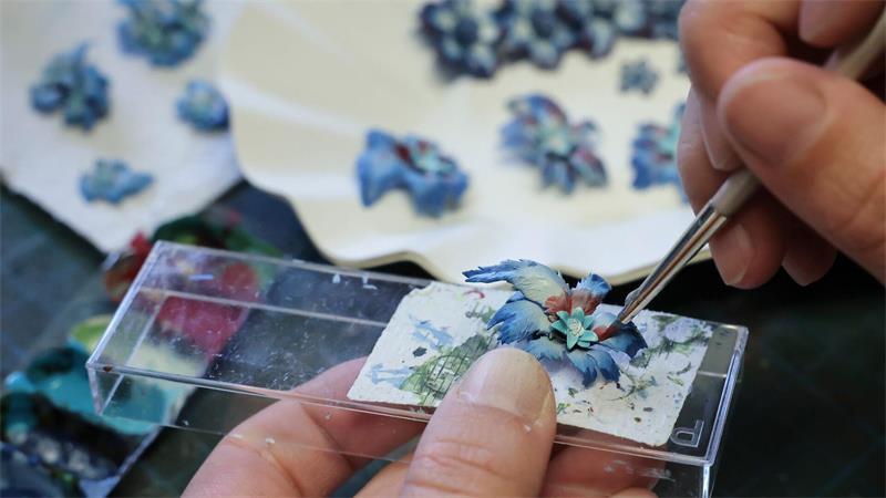 Erstaunliche Fakten rund um das Miniatur Wunderland in Hamburg Bunt und blau: Blumen für die Sea World im Regenwald-Abschnitt.