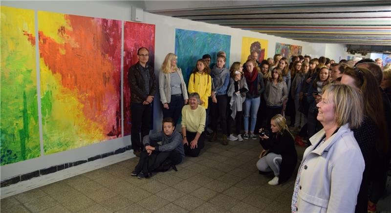 Neue Bilder im Tunnel zum Stader Bahnhof Bunt und lebendig: Die Waldorfschüler aus Stade haben den dunklen Tunnel unter den Gleisen am Bahnhof künstlerisch aufgewertet. Darüber freut sich auch Bürgermeisterin Silvia Nieber (rechts). Foto Strüning