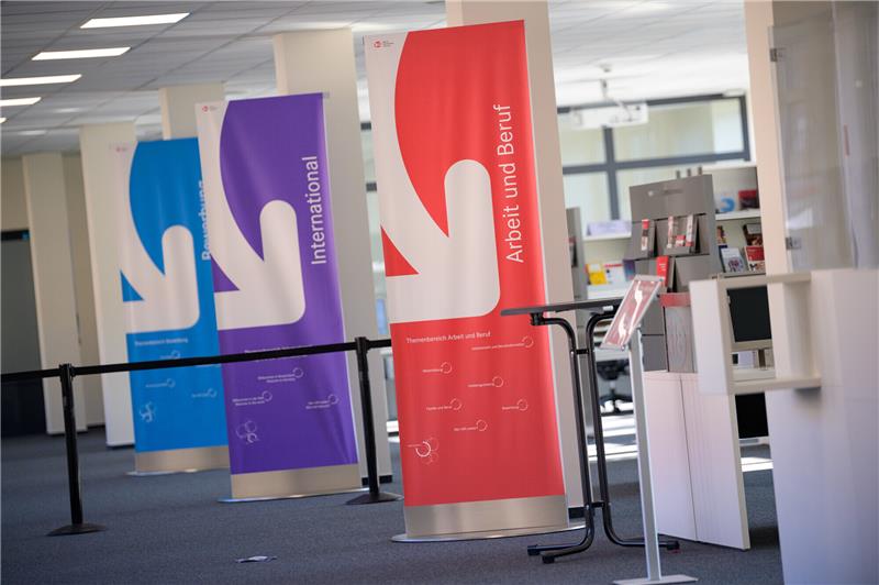 Bunte Aufsteller mit den Aufschriften "Arbeit und Beruf" sowie "International" und "Bewerbung" stehen im Berufsinformationszentrum der Agentur für Arbeit. Die Arbeitslosigkeit in Niedersachsen, Hamburg und Bremen ist im März wieder gesunken. Foto: Jonas Walzberg/dpa