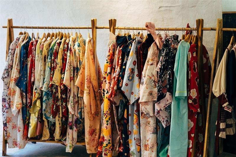 Bunte Hemden hängen auf einer Kleiderstange. Eine auffällige Farbe ist ein Indiz, dass bei der Herstellung eines Kleidungsstücks besonders viele Farbstoffe verwendet wurden. Foto: pixabay.de