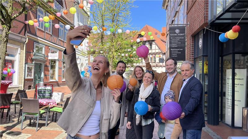 Bunte Kulisse für Selfies in der Innenstadt - die Lampions in der Großen Schmiedestraße.