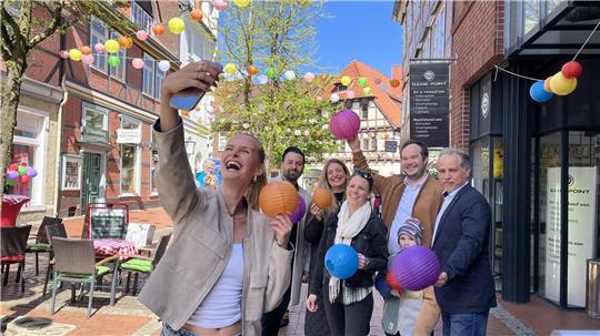 Bunte Kulisse für Selfies in der Innenstadt - die Lampions in der Großen Schmiedestraße.