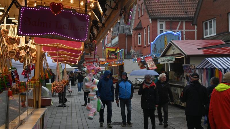 Bunte Lichter gegen den Regen: Trotz des mäßigen Wetters sind schon vormittags einige Besucher auf dem Herbstmarkt in Horneburg.