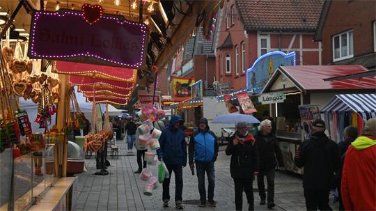 Bunte Lichter gegen den Regen: Trotz des mäßigen Wetters sind schon vormittags einige Besucher auf dem Herbstmarkt in Horneburg.