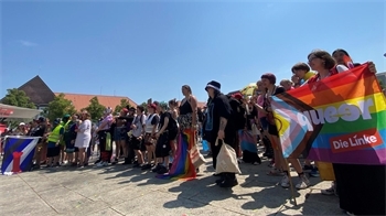 Bunte Pracht: Aufstellung vor dem Demonstartionszug für ein gemeinsames Foto. 