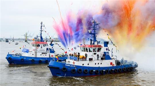 Bunte Pyrotechnik wird zum Ende des traditionellen Schlepperballetts gezündet.