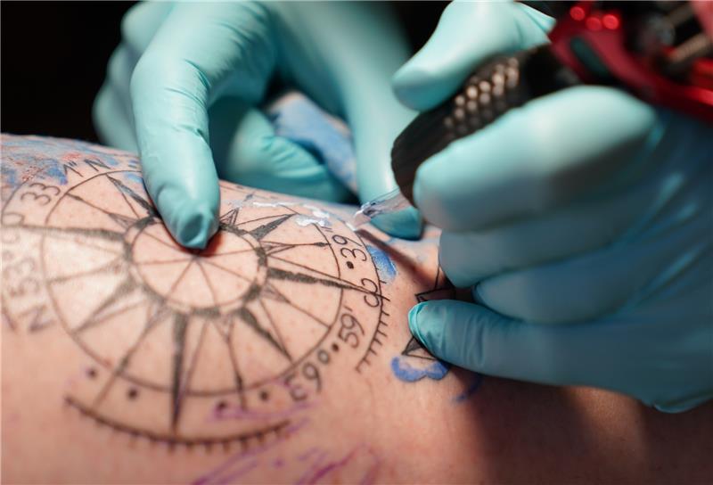 Bunter Tattoo-Farbe droht nach neuer EU-Verordnung das Aus Bunte Tattoo-Farben, wie sie hier noch verwendet werden, sind seit Januar verboten. Foto: Marcus Brandt/dpa