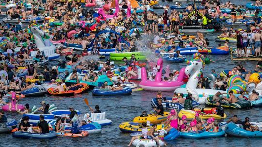 Bunte Wasserparty: Beim Fest „Nabada“ in Ulm treiben Menschen in Gummibooten die Donau hinab. 