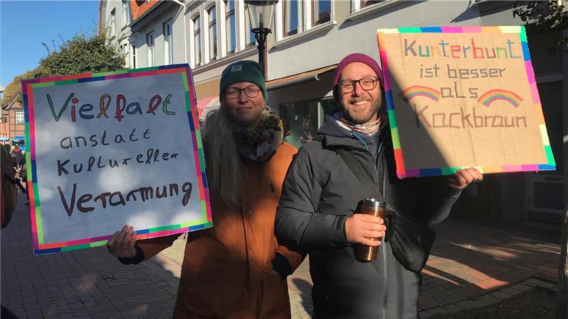 Bunter Block protestierte mit Plakaten und Bannern gegen GfD.