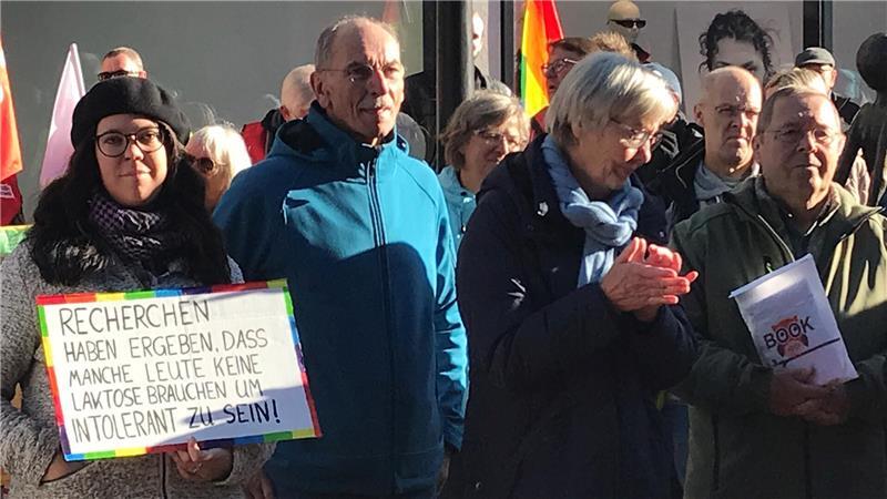 Bunter Block protestierte mit Plakaten und Bannern gegen GfD.