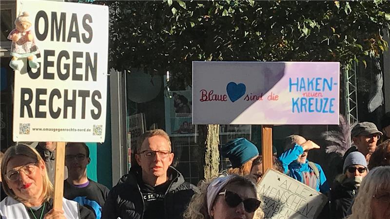Bunter Block protestierte mit Plakaten und Bannern gegen GfD.