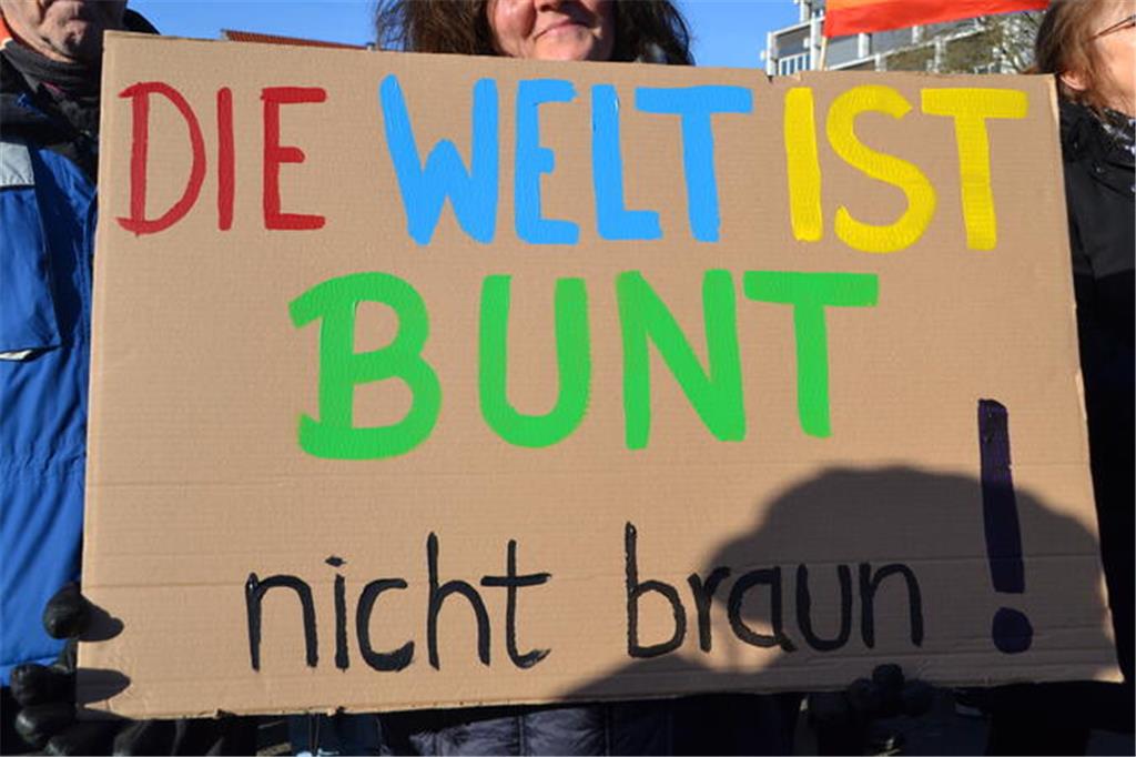 Bunter Protest auf dem Sande.