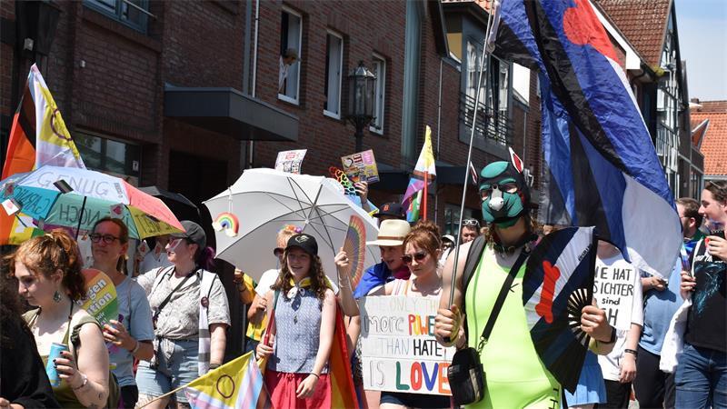 Bunter Zug durch Stade: Der CSD vereint Demonstration, Community, Kultur und politische Sichtbarkeit.