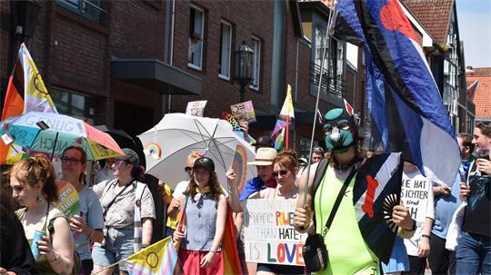 Bunter Zug durch Stade: Der CSD vereint Demonstration, Community, Kultur und politische Sichtbarkeit.