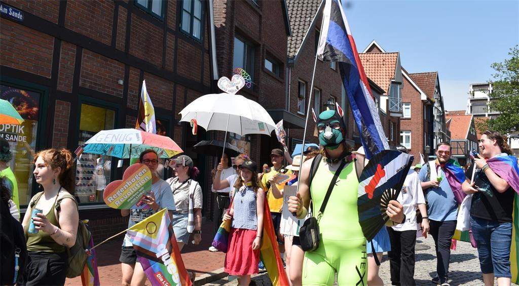 Bunter Zug durch Stade: Der CSD vereint Demonstration, Community, Kultur und pol...