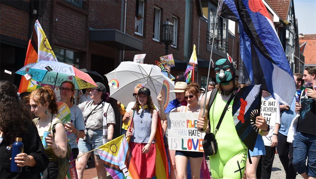 Bunter Zug durch Stade: Der CSD vereint Demonstration, Community, Kultur und pol...