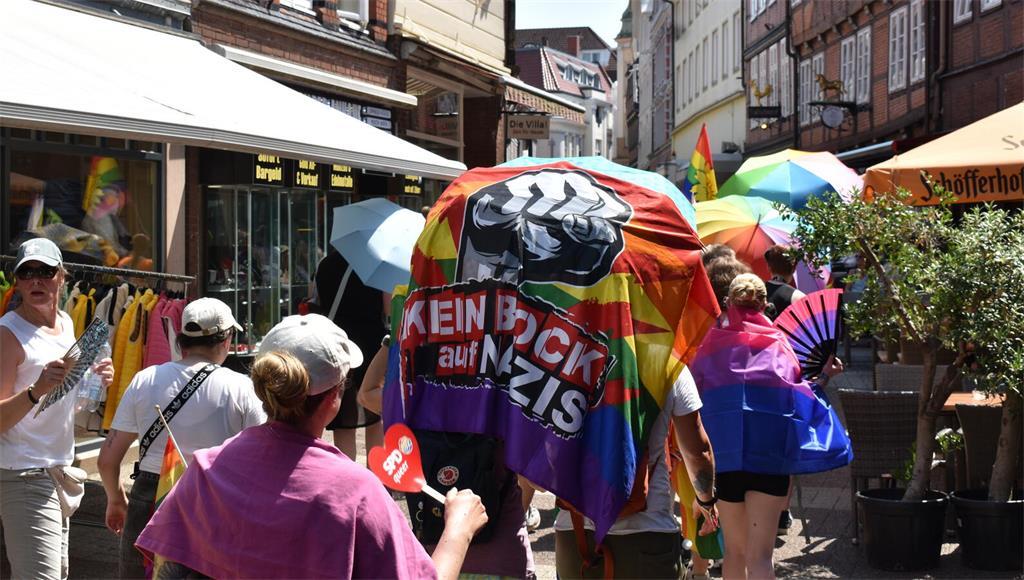 Bunter Zug durch Stade: Der CSD vereint Demonstration, Community, Kultur und pol...