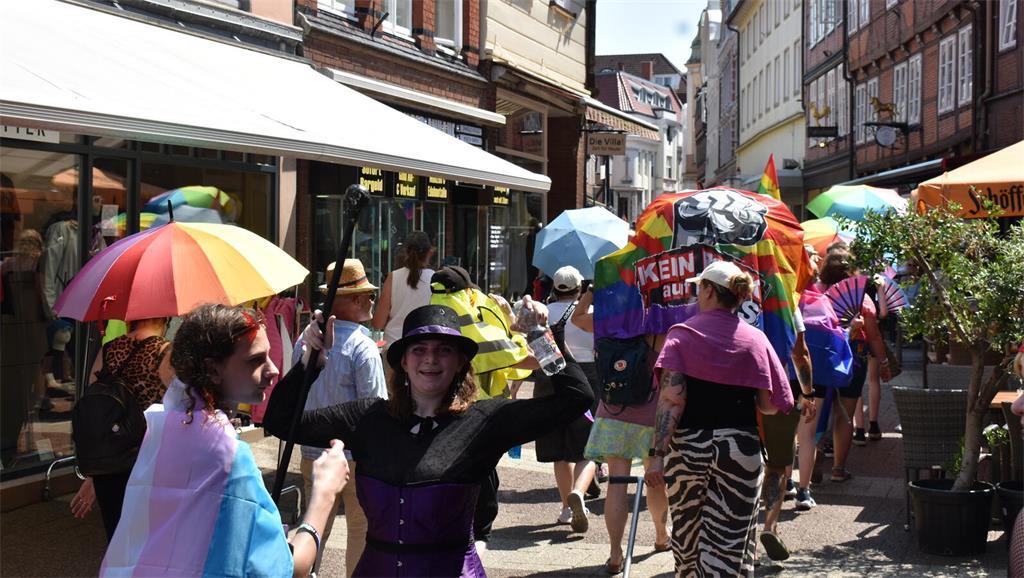 Bunter Zug durch Stade: Der CSD vereint Demonstration, Community, Kultur und pol...