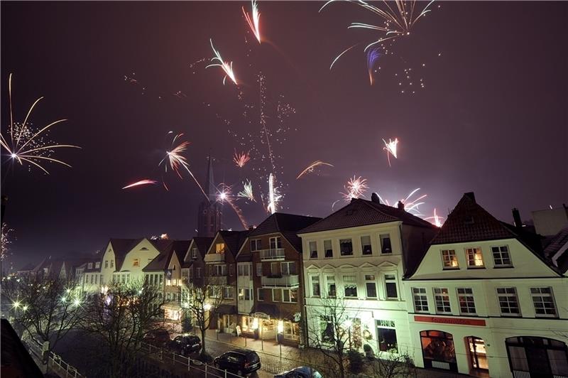 Buntes Feuerwerk , wie hier vor einigen Jahren in Buxtehude, und die große Silvesterfeier wird es in diesem Jahr nicht geben. Foto: Jan Iso Jürgens (Archiv)