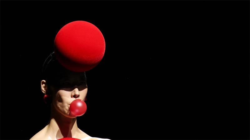 Buntes auf der Pariser Modewoche: Ein Model präsentiert eine Kreation aus der Damen-Haute-Couture-Kollektion Herbst/Winter 2026–2027 von Robert Wun.