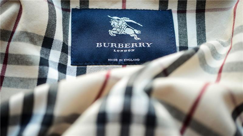 Luxusmarke Burberry könnte 1.700 Stellen streichen Burberry wurde 1856 in England gegründet und ist unter anderem für seine Trenchcoats, karierten Schals und andere Luxusartikel bekannt. (Archivbild)