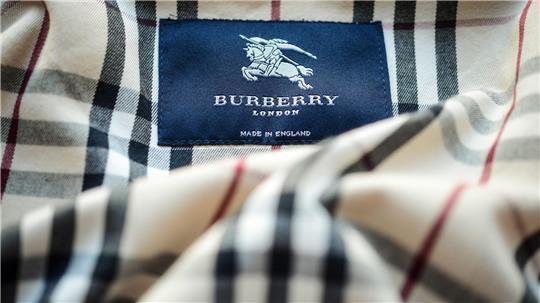 Burberry wurde 1856 in England gegründet und ist unter anderem für seine Trenchcoats, karierten Schals und andere Luxusartikel bekannt. (Archivbild)