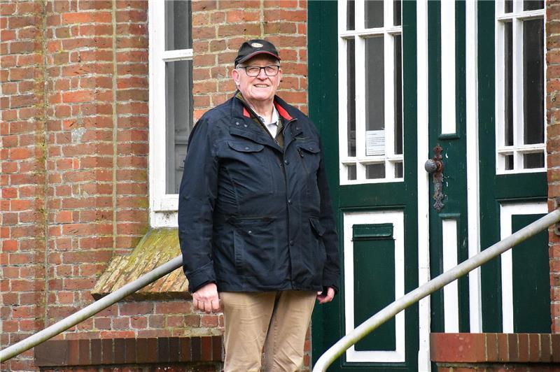 Burchard von der Decken steht vor der Haupteingangstür zum alten Pfarrhaus in Balje.