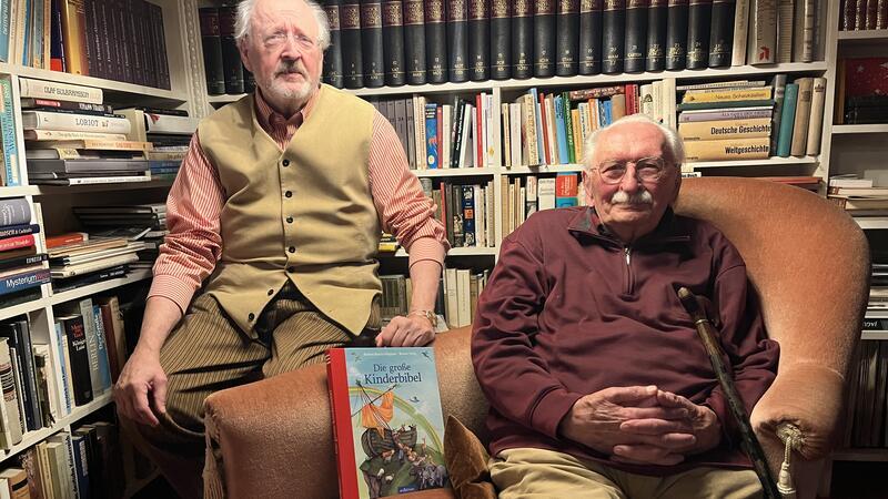 Millionenfach verkaufte Bücher: Wie eine Nottensdorferin weltweit bekannt wurde Burghard Bartos (links) und sein Vater Christoph Bartos wahren bis heute das Andenken an die 2006 verstorbene Autorin.