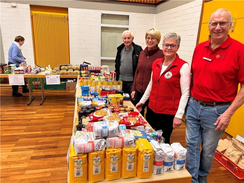 „Unglaublich“: Große Hilfsbereitschaft für die Tafel Burghard Neudennberger (von rechts) und Christa Prevot vom DRK-Ortsverein und Kisten Stüven-Diercks und Rolf Wieters vom Verein „1000 Weihnachtsmänner und ein Christkind“.