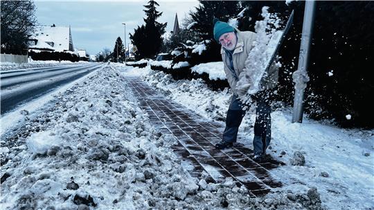 Burkhard Behr schippt am Obstmarschenweg in Osterjork Schnee.