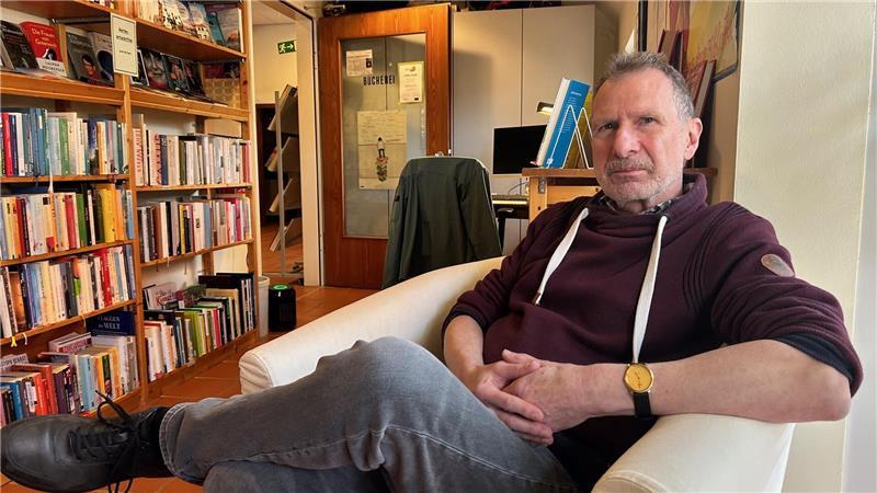 Burkhard Frey in der Bücherei Hammah. Sein Anspruch: Für jeden den passenden Lesestoff zu finden.