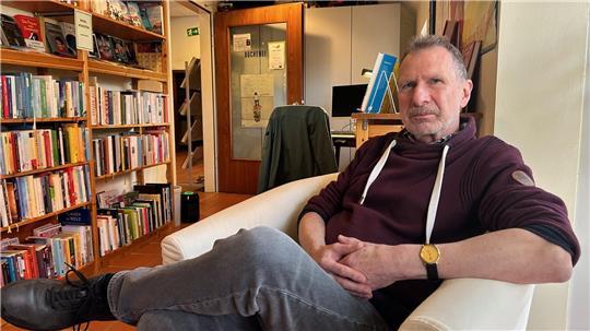 Burkhard Frey in der Bücherei Hammah. Sein Anspruch: Für jeden den passenden Lesestoff zu finden.