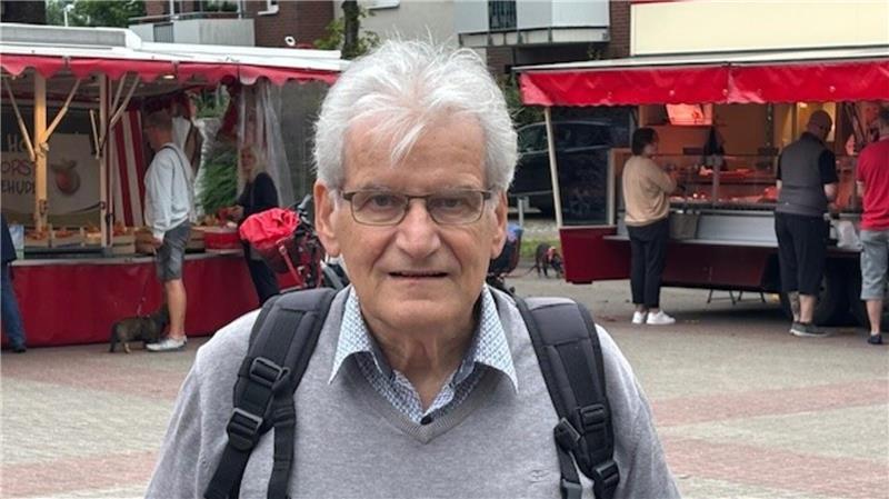Burkhard Kalwar kauft regelmäßig auf dem Wochenmarkt in Altkloster ein.