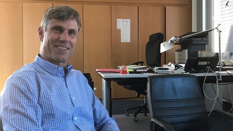 Burkhard Vonnahme in seinem Büro in der Staatsanwaltschaft Stade.