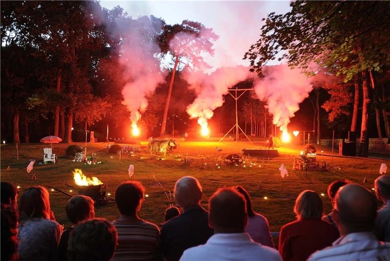 Burleskes Feuerwerksspektakel der Berliner Pyromantiker.