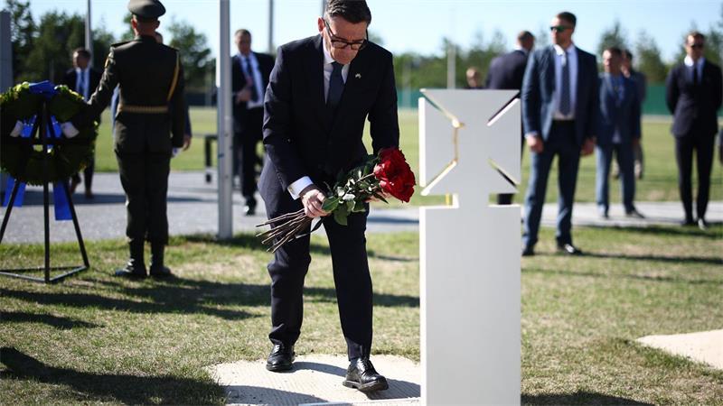 Burnham besuchte bei den Feierlichkeiten auch den nationalen Militärfriedhof der Ukraine in Hatne südwestlich von Kiew.