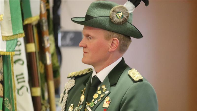 Fahnen, Bier und Erdbeertorte: Burweg feiert gleich zwei Jubiläen Burwegs Schützenpräsident Dirk Holthusen.