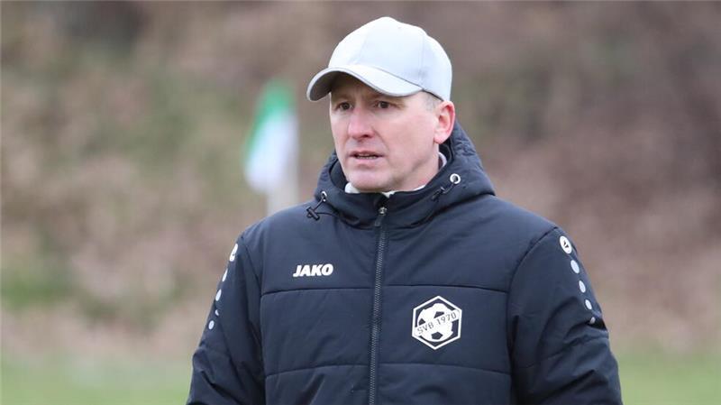 Der Ball rollt in der Kreisklasse: Burweg profitiert vom Patzer der Konkurrenz Burwegs Trainer Franz Olenberger hat den Aufstieg in die Kreisliga im Hinterkopf. Gegen Großenwörden musste er allerdings zittern.