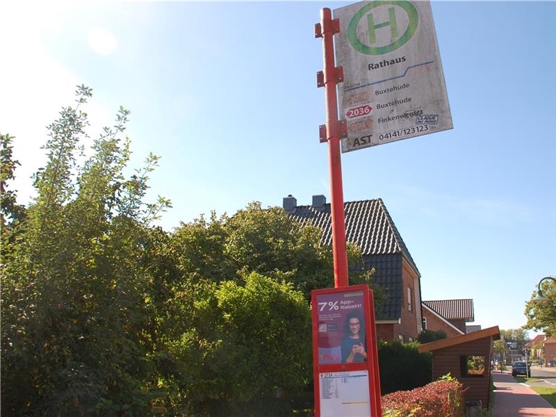 In Beckdorf und Apensen werden mehrere Bushaltestellen barrierefrei Bus-Stopp Rathaus-Süd. Foto: Laudien