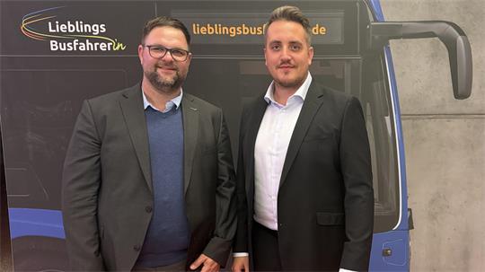 Busfahrer Mirco Kittler (links) und Dennis Peizert, Geschäftsführer der Lüchow-Schmarsauer Eisenbahn GmbH. 