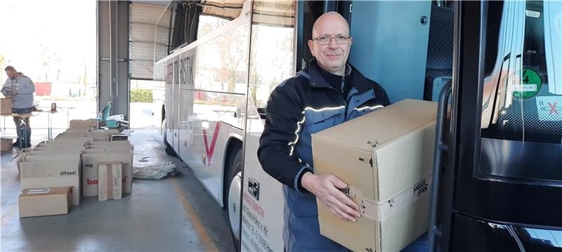 Busfahrer Rex Hubert fährt gen ukrainische Grenze. Hier lädt er noch Kisten ein. Auf dem Rückweg bringt er 40 Flüchtlinge mit. Foto: Fehlbus
