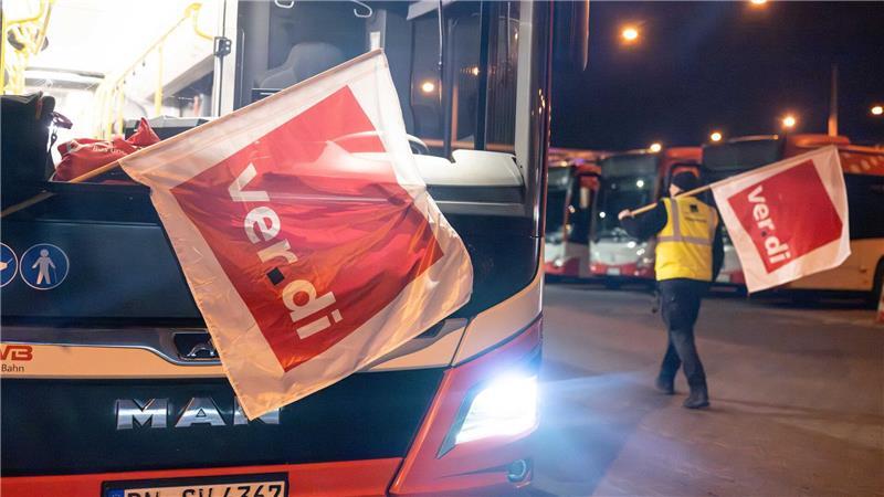 Verdi-Streik legt Nahverkehr lahm – Rückkehr am Sonntag Busfahrer im Warnstreik - Verdi hat zur Arbeitsniederlegung aufgerufen.