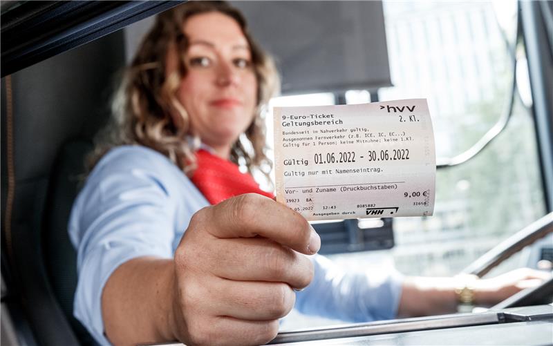 Vorverkauf gestartet - HVV sieht reges Interesse an 9-Euro-Monatsticket Busfahrerin Miriam Kara gibt einem Kunden sein 9-Euro-Ticket. Foto: Markus Scholz/dpa