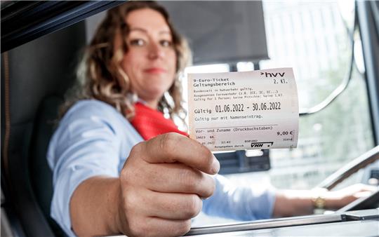 Busfahrerin Miriam Kara gibt einem Kunden sein 9-Euro-Ticket. Foto: Markus Scholz/dpa