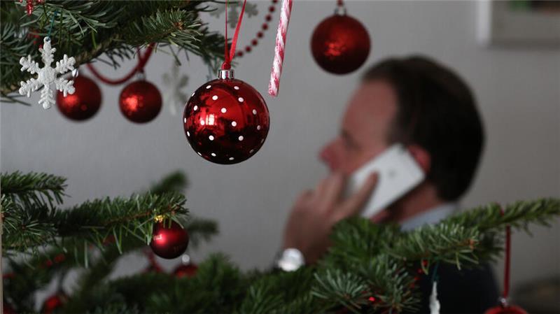 Business-Calls unterm Tannenbaum? An Feiertagen müssen Beschäftigte nicht für die Arbeit erreichbar sein.