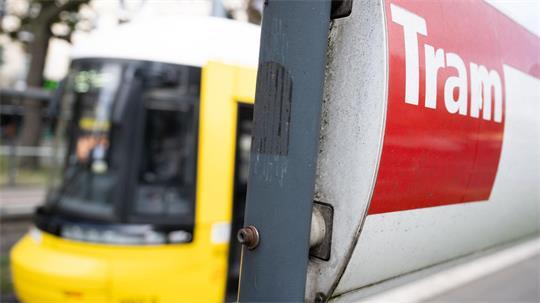 Busse, Bahnen und Straßenbahnen befördern Millionen Fahrgäste. (Symbolbild)